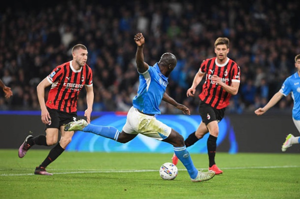 Наполі утримав перемогу над Міланом, продовживши переслідування Інтера