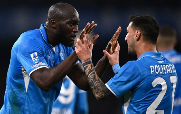 Наполі утримав перемогу над Міланом, продовживши переслідування Інтера