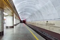 У Києві закрили станцію метро “Вокзальна” через підозрілу коробку