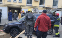 У центрі столиці з провалля ледве дістали три автомобілі
