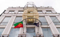 У центрі Києва з’явилась тривимірна композиція з тисячами птахів, які мерехтять яскравими крилами