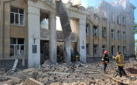 «Абсолютно божевільний удар»: Зеленський відреагував на російський обстріл ліцею на Одещині. ВІДЕО