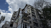 “Збираємо папери”: як допомагають киянам, в будинок яких влучила російська ракета “Іскандер”