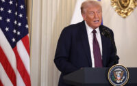 Трамп запровадив нові мита на деревину та меблі