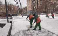 З ранку у столиці тротуари та доріжки розчищають від снігу. ФОТО