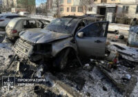 Теракт на Оболоні: унаслідок вибуху автомобіля поранено військового (фото)