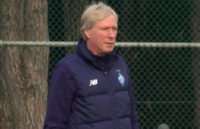 “Він мене штовхнув”: дружина екстренера “Динамо” пояснила причину конфлікту з сантехніком