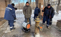У Києві почали розморожувати бювети за допомогою теплових гармат