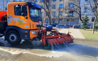 У Подільському районі спеціальною технікою миють пішохідні доріжки
