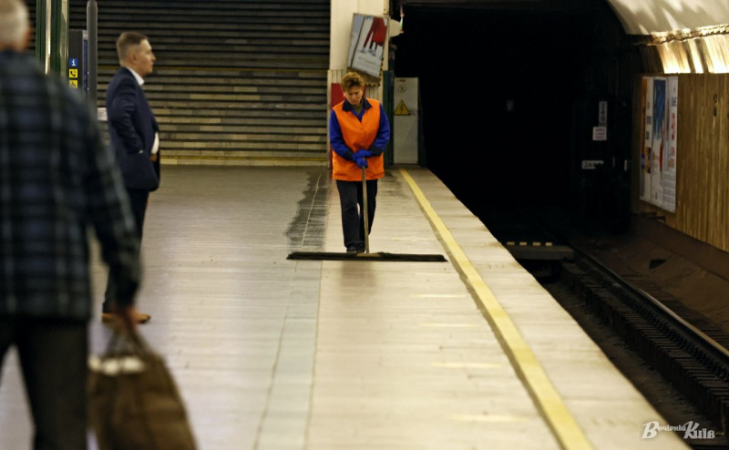 Майже 430 працівників дбають про чистоту на станціях «Київського метрополітену»