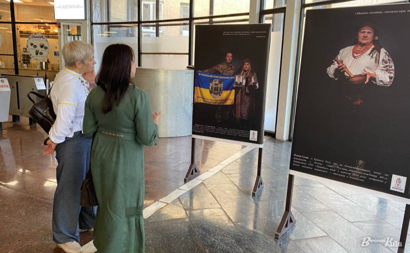 У київському метро відкрили фотовиставку про родини зниклих, полонених і загиблих Захисників. ФОТО