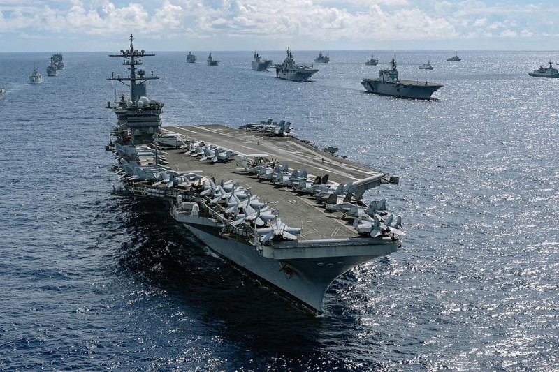 Палуба авіаносця USS Abraham Lincoln вкрита тисячами отворів: навіщо вони потрібні