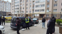 У Києві чоловік стріляв в авто: поліція розшукала підозрюваного