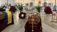 Виставили у соборі для загального вшанування: до Києва доставили останки лідера ОУН Андрія Мельника та його дружини