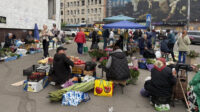 Торгівля на руїнах: у Києві на зруйнований ударом РФ Лук’янівський ринок повертаються продавці