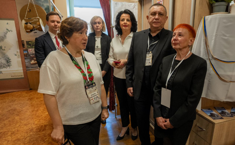 Історія одного прапора: у Києві відкрили виставку пам’яті викладача та лейтенанта ЗСУ Дениса Антіпова