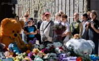 У Дарницькому районі несуть квіти та іграшки до місця трагічної загибелі людей. ФОТОРЕПОРТАЖ