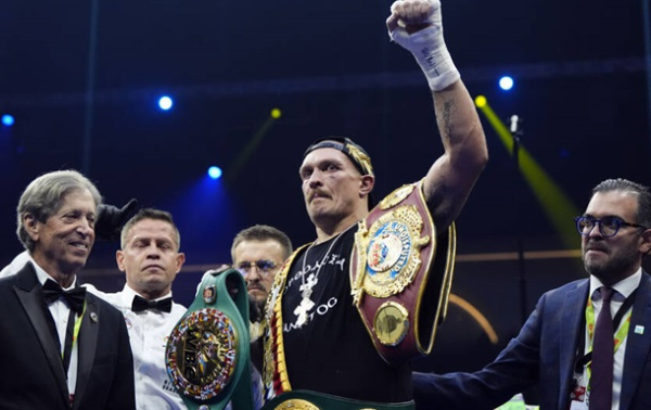 Усик відмовився від усіх чемпіонських поясів