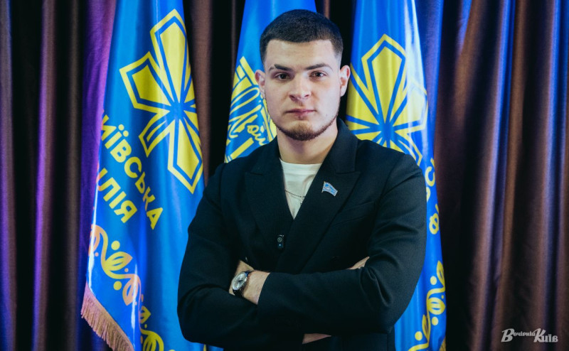 «Я людина, якій не байдуже». Історія 22-річного Артема Берестового, який перетворив досвід окупації на громадський рух для молоді Києва
