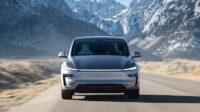 Поклейка антигравійної плівки на Tesla Model Y