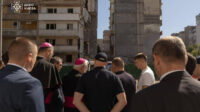 Секретар Святого Престолу Пол Річард Ґаллаґер побував біля зруйнованого росіянами будинку в Києві