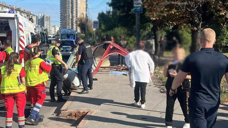 Авто в’їхало в зупинку з людьми: у Києві сталася смертельна ДТП