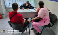 У Гостомелі двоє підлітків зняли 152 шеврони з інсталяції: батьків притягнули до відповідальності