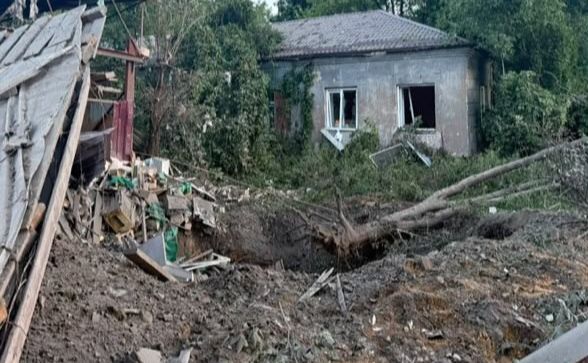 Ракетний удар по Києву: показали величезну вирву на території дитячої лікарні. ФОТО