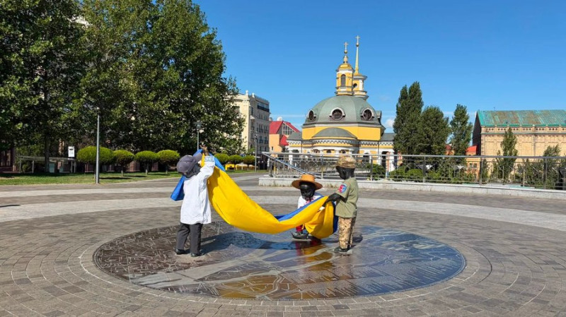 День державного прапора та День Незалежності: у столиці переодягли скульптури малюків-засновників Києва