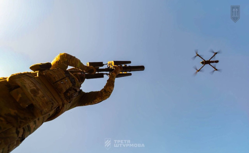 У російському тилу розбився стратегічний бомбардувальник з екіпажем, а на фронті ворог втратив понад 1 300 БпЛА. ВІДЕО