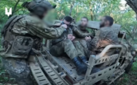 Російські полонені пробігли «нормативи» ССО, щоб урятуватися від власних дронів. ВІДЕО