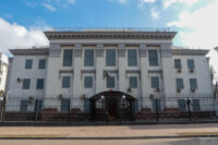 Сміття, камери і охорона: ЗМІ показали, як зараз виглядає будівля посольства РФ у Києві